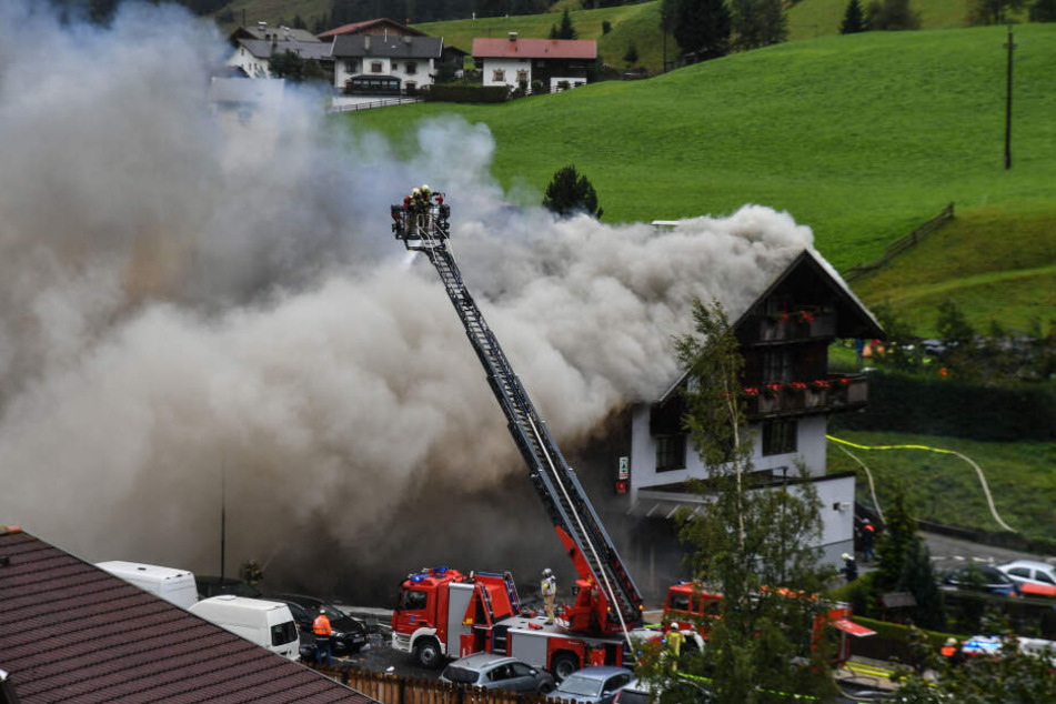 Das brennende Geschäft in St. Jodok. Schwer verletzt wurde anscheinend niemand.