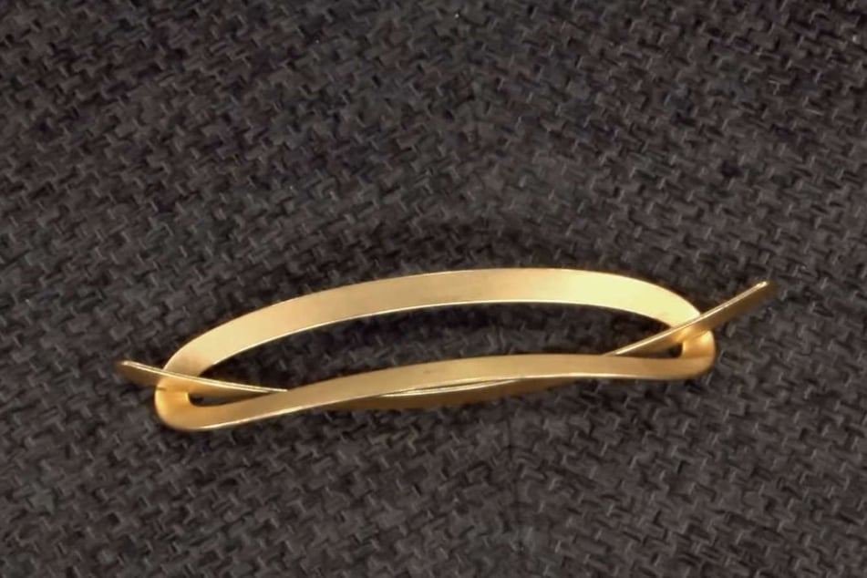 Das Schmuckstück ist von der deutschen Designerin Sabine Samuel gefertigt worden.
