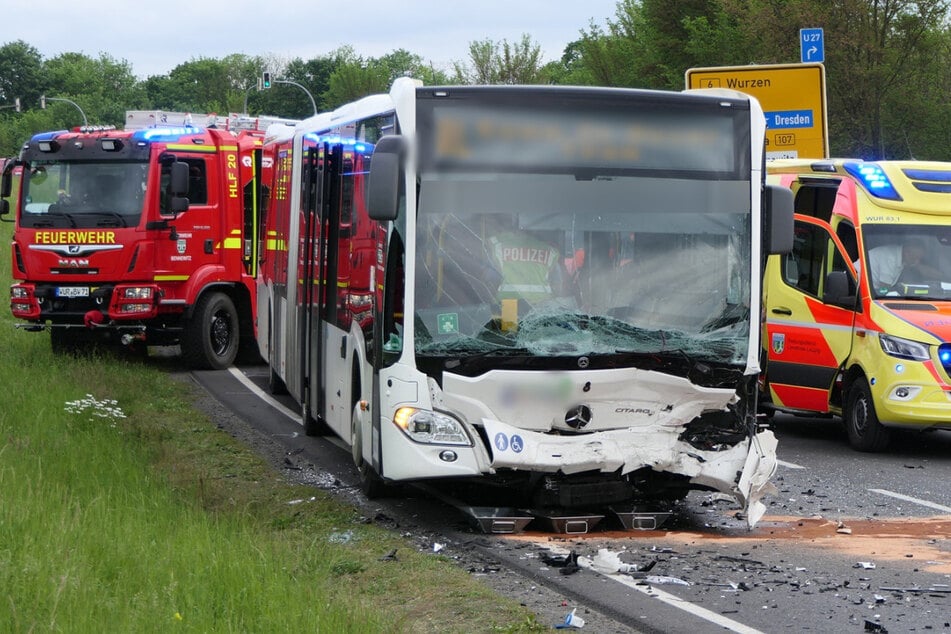 Alle drei Fahrzeuge wurden erheblich beschädigt und mussten abgeschleppt werden.