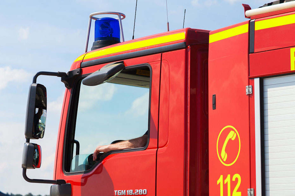 Die Feuerwehr musste anrücken, um eine Laterne vorm Umkippen zu bewahren.(Symbolbild)
