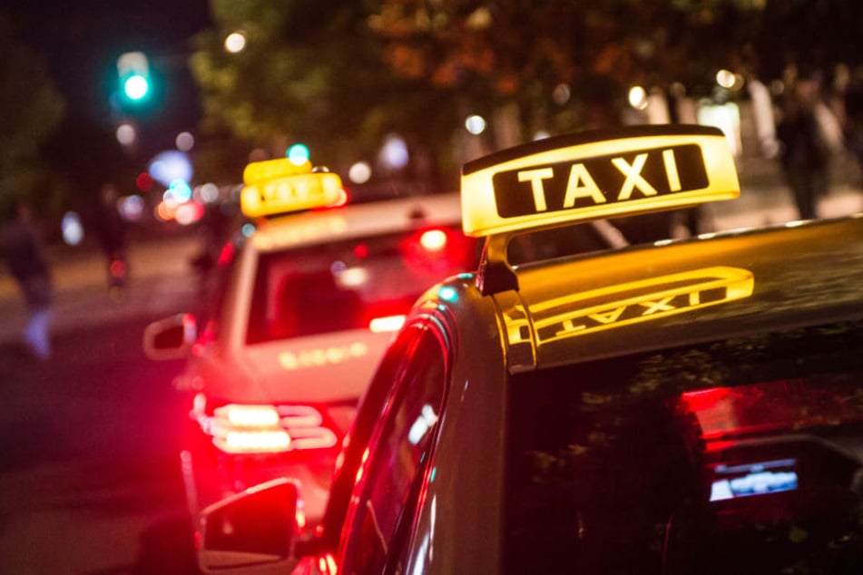 Mit der Flasche griff er die Taxifahrerin von hinten an (Symbolbild).