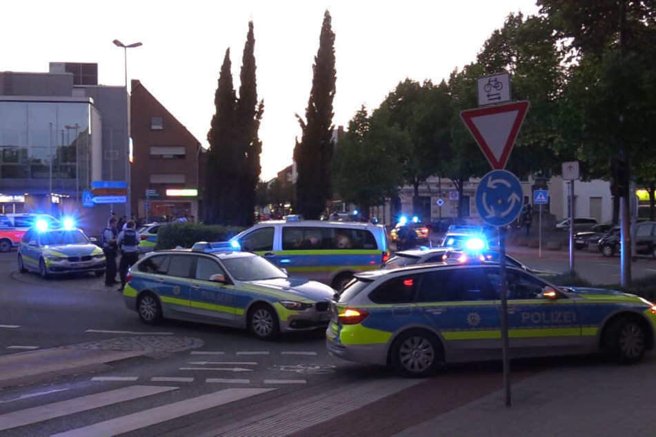 Nach der Schlägerei rückte ein Großaufgebot von Polizei und Rettungsdienst an.