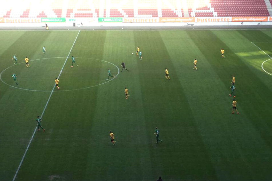 In einer 3-5-2-Formation bestritt die SGD das Spiel gegen die Augsburger.