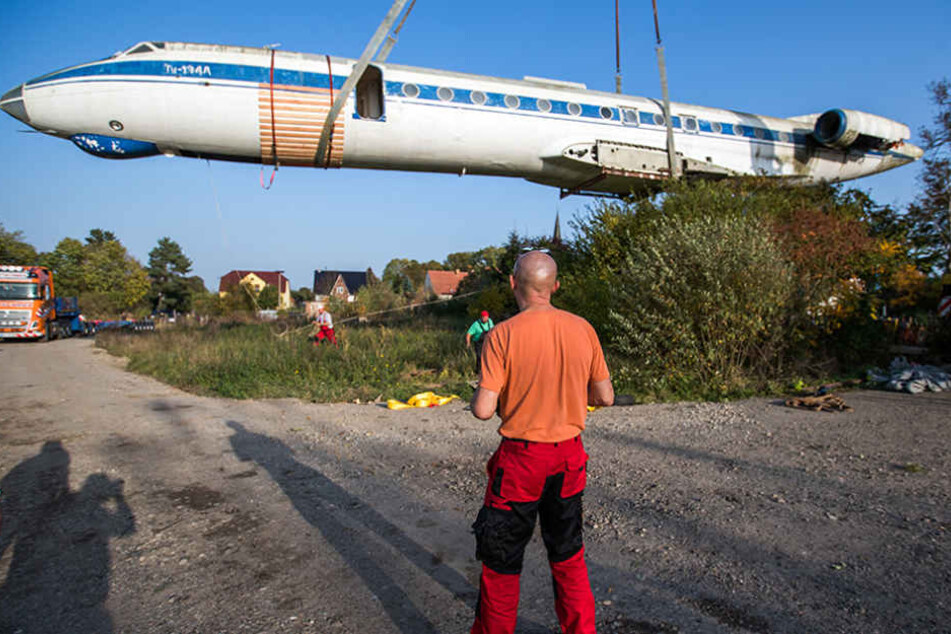 Nach monatelanger Vorbereitung verladen Flugzeug-Experten das ehemalige sowjetische Passagierflugzeug vom Typ Tupolew 134.