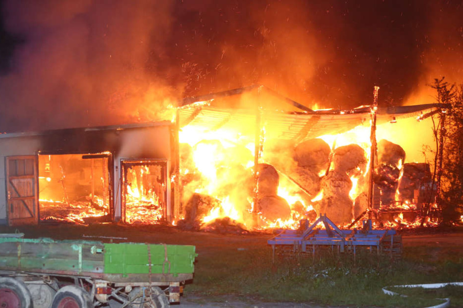 Aus noch ungeklärter Ursache brach in dem Flachbau
auf der Stolpener Straße mit angrenzender Garage ein Feuer aus.
