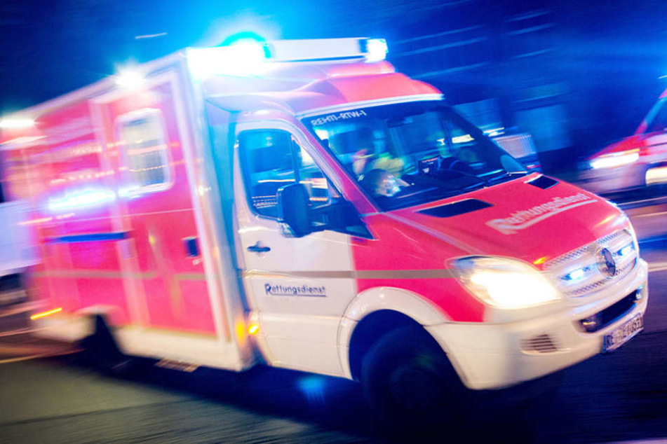Der LKW-Fahrer musste mit schweren Verletzungen ins Krankenhaus gebracht werden. (Symbolbild)