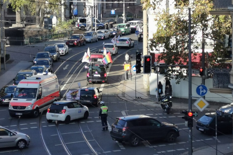 Mit bunten Fahnen war auch die "Love-Wins"-Bewegung in der Stadt unterwegs.