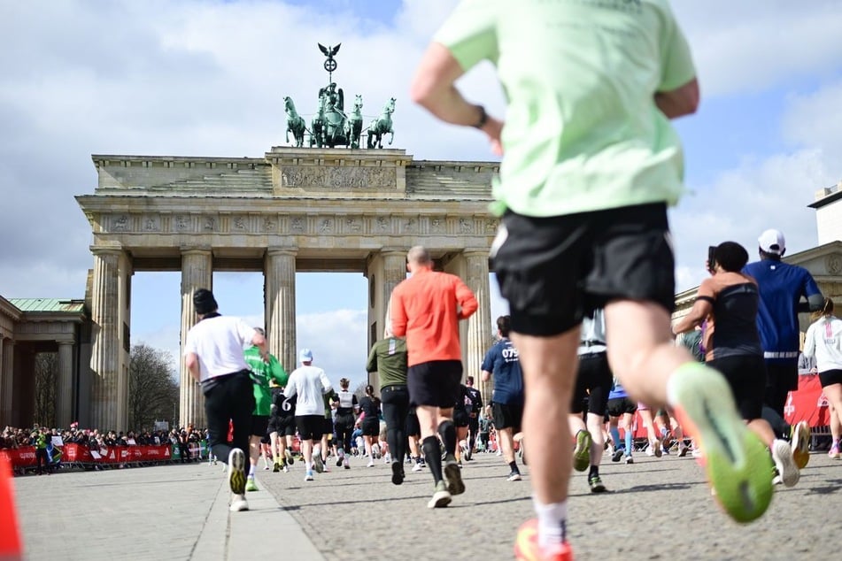 Zehntausende Läuferinnen und Läufer passieren unter anderem das Brandenburger Tor auf dem Weg ins Ziel. (Archivfoto)