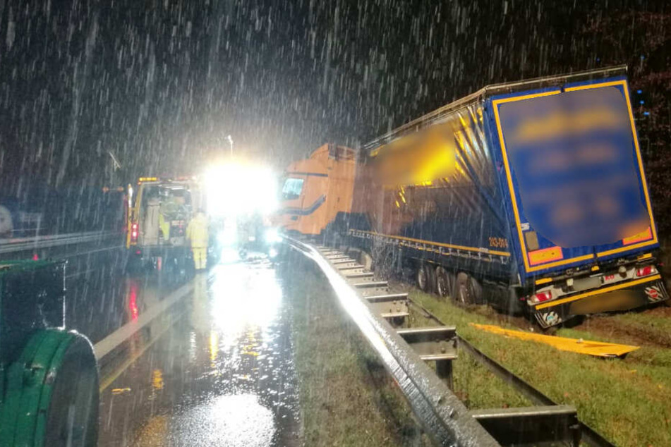 Für die Bergung des Sattelzugs musste die Autobahn gesperrt werden.