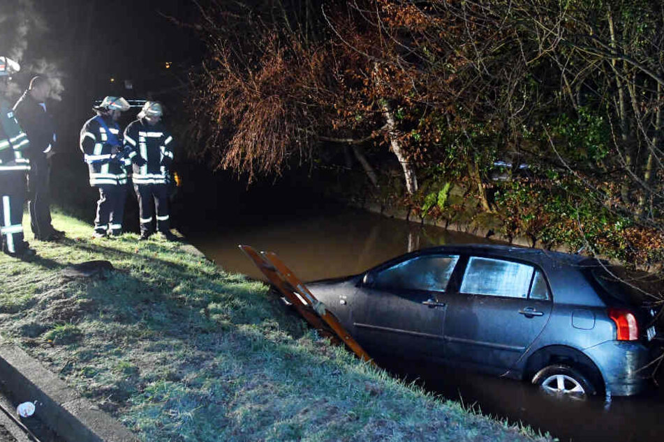 Der Fahrer geriet vermutlich durch Glätte ins Schleudern und landete im Bach.