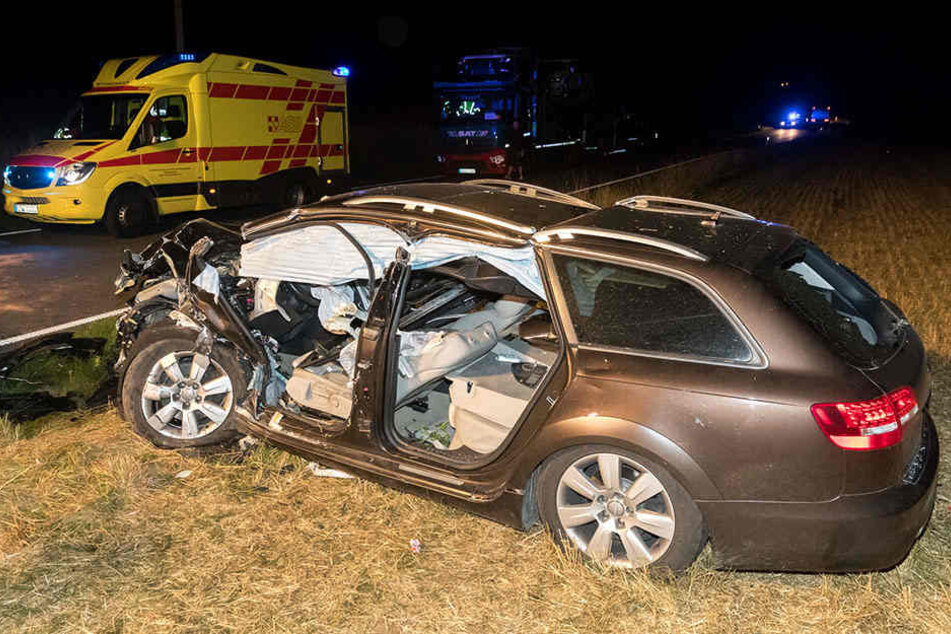 Bei einem Frontalcrash stießen ein Audi und ein Toyota zusammen und wurden auf ein Feld befördert.