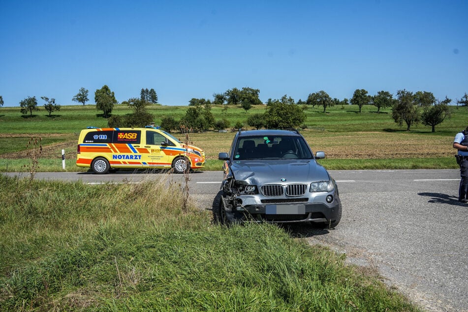 Der in den Crash verwickelte BMW wurde im vorderen Bereich ebenso gut sichtbar in Mitleidenschaft gezogen.