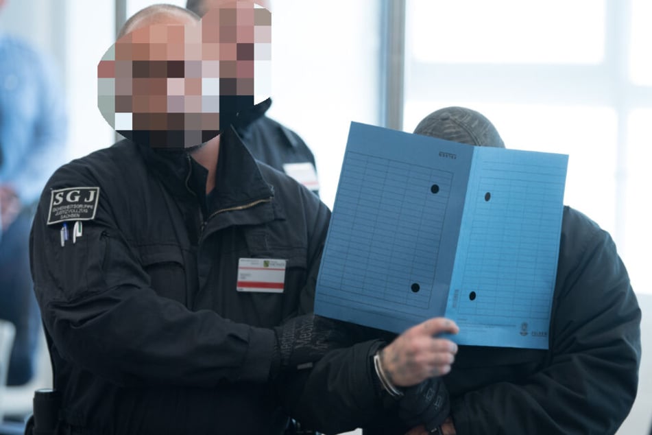 Sven W. (28) wird in den Verhandlungssaal geführt. (Archivbild)