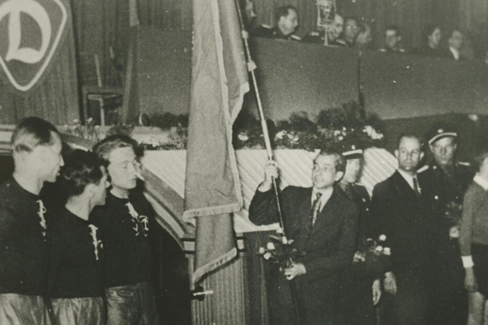 Heinz Tülch (M.) trug bei der Gründungsveranstaltung die Dynamo-Fahne.
