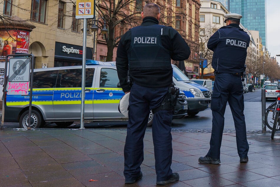 Frankfurt: Audi-Fahrer sorgt für Aufsehen im Bahnhofsviertel: Als Polizei ihn stoppt, kommt die Wahrheit ans Licht