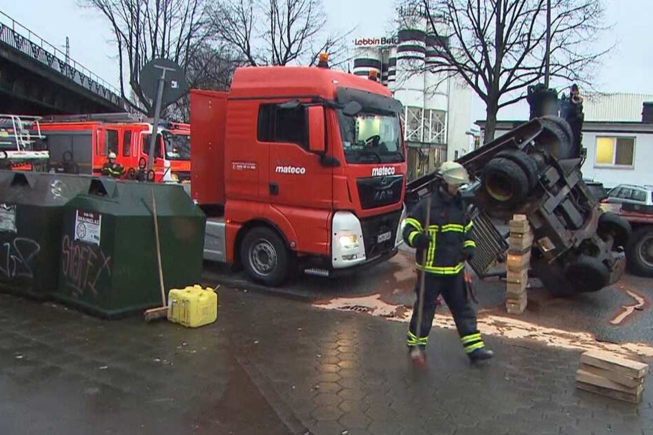 Die Feuerwehr war im Einsatz und stützte den Gabelstapler ab.