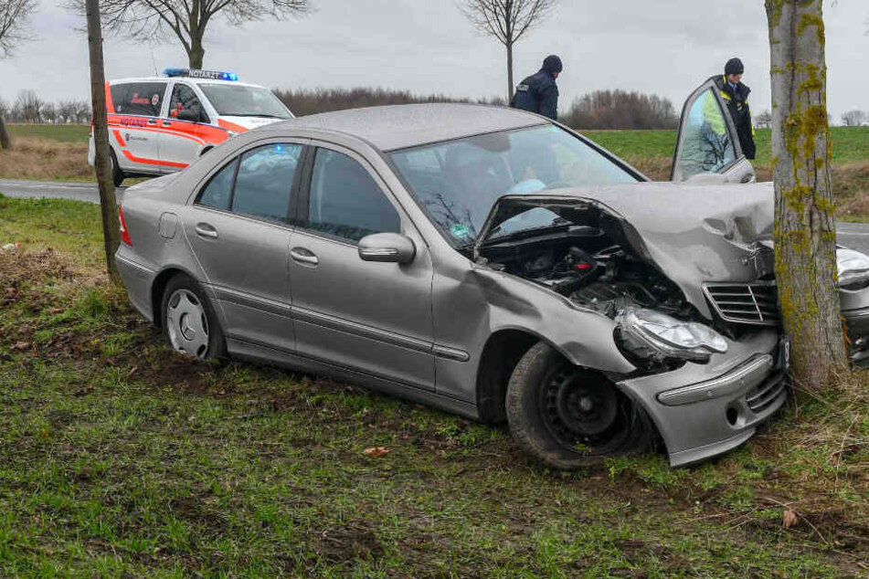 Tödlicher Unfall: Mercedes kracht auf gerader Strecke gegen Baum