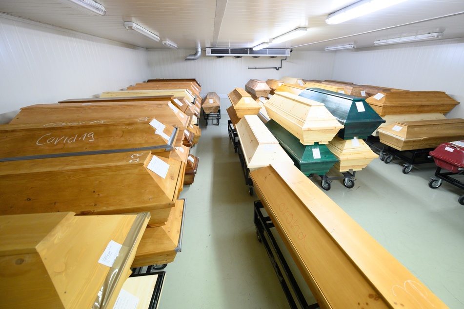 Das Krematorium in Dresden-Tolkewitz ist durch die hohe Übersterblichkeit in der Corona-Pandemie an der Belastungsgrenze angelangt.