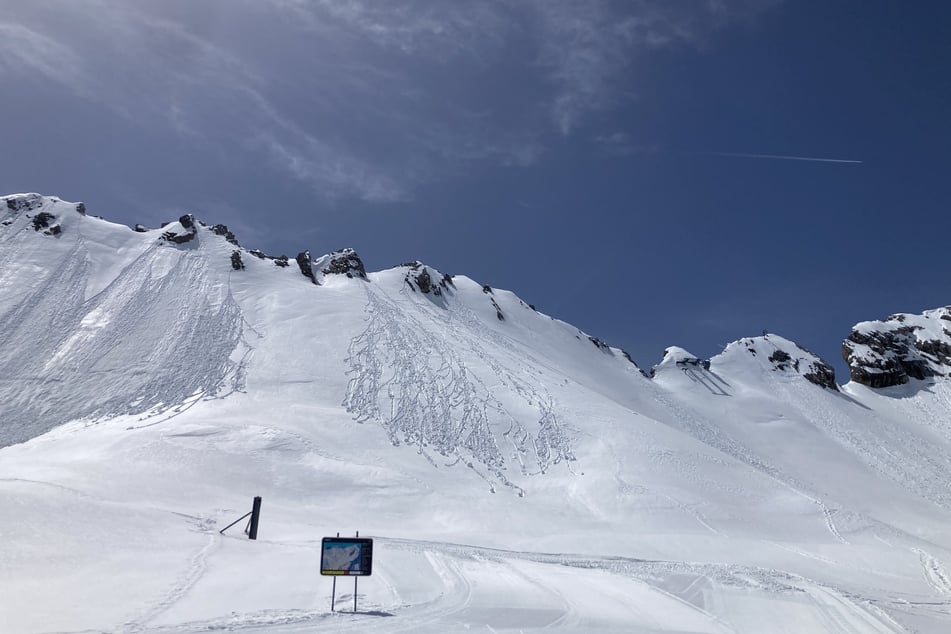 Schneechaos in Hochlagen: Lawinenwarnstufe bleibt hoch, Straßen werden glatt