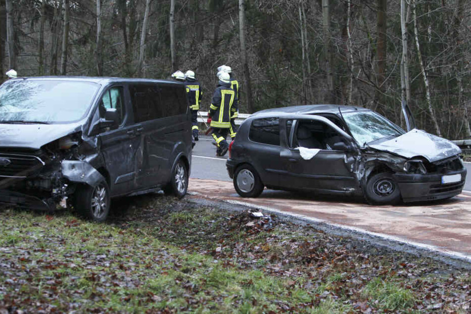 Ein Ford-Kleintransporter krachte mit einem Peugeot zusammen.