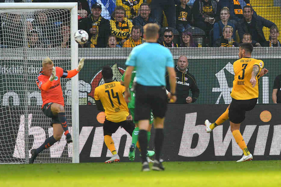 Hätte das Spiel in eine andere Richtung gedreht: Dario Dumic (r.) donnerte den Ball aus kürzester Distanz übers Tor.