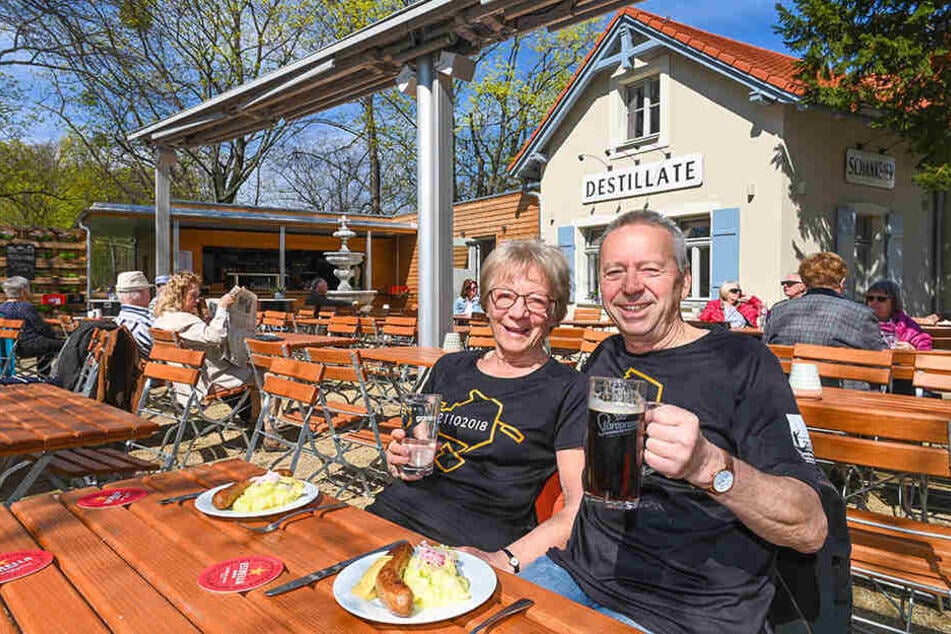 Wolfgang und Ingrid Preuße stärken sich in der "Neue Welt" mit Bratwurst und Kartoffelpüree.