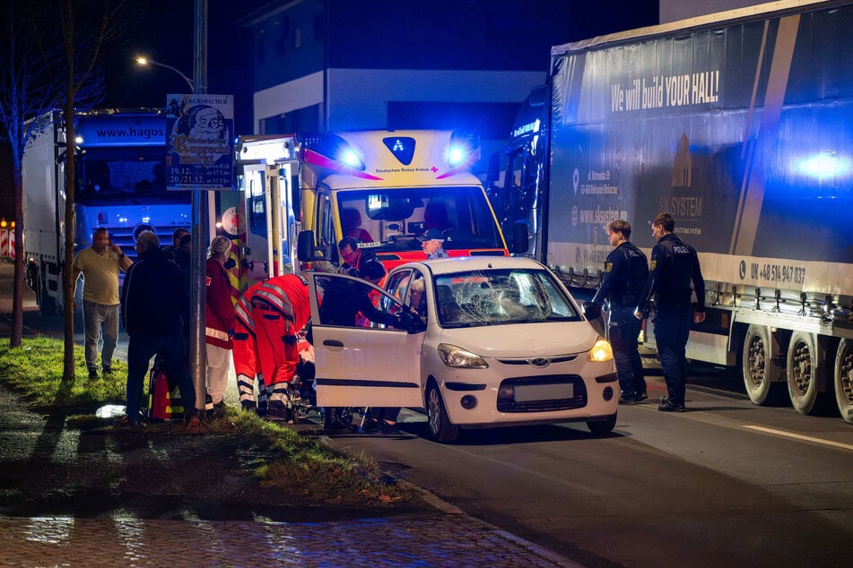 An der Leipziger Straße wurde ein 48-Jähriger von einer Hyundai-Fahrerin (75) erfasst und schwer verletzt.
