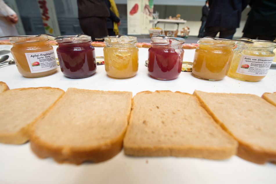 Stuttgart, 2016: Marmeladengläser stehen zum Schmieren der letzten Meter beim Weltrekordversuch des längsten schwäbischen Marmeladenbrotes der Welt bereit
