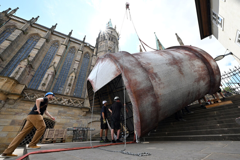 Die Stahl-Aluminium-Konstruktion wurde auf die oberen Stufen am katholischen Mariendom transportiert.