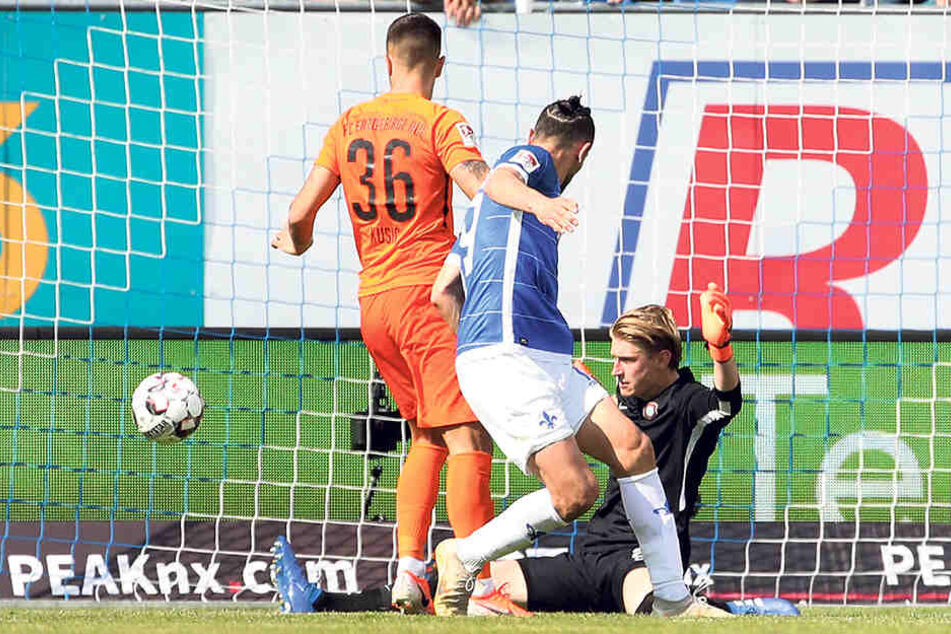In Darmstadt zum Saisonabschluss konnte sich Robert Jendrusch auszeichnen, pariert hier den Ball von Serdar Dursun. Dennoch verlor Aue 0:1.