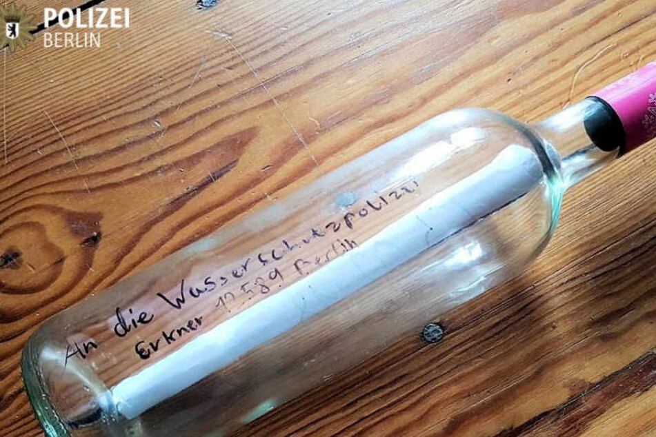 Diese Flaschenpost erreichte die Beamten der Berliner Wasserschutzpolizei.