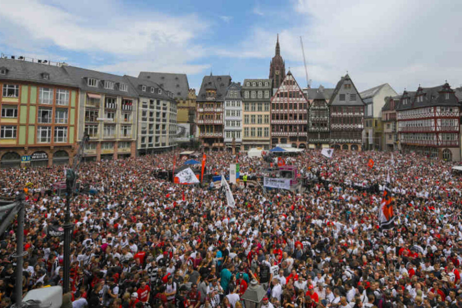 Die Anhänger der Eintracht feierten auf dem Römerberg den DFB-Pokal-Titel.