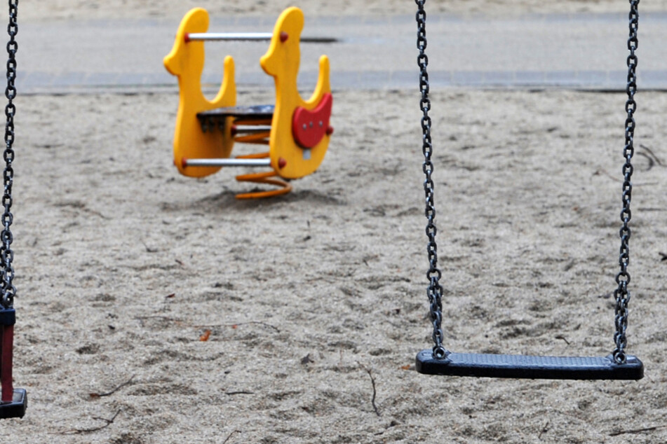 Weil zwei Spielplätze in Königsbrunn manipuliert worden sind, hat die Stadt gewarnt, diese zu nutzen. (Symbolbild)