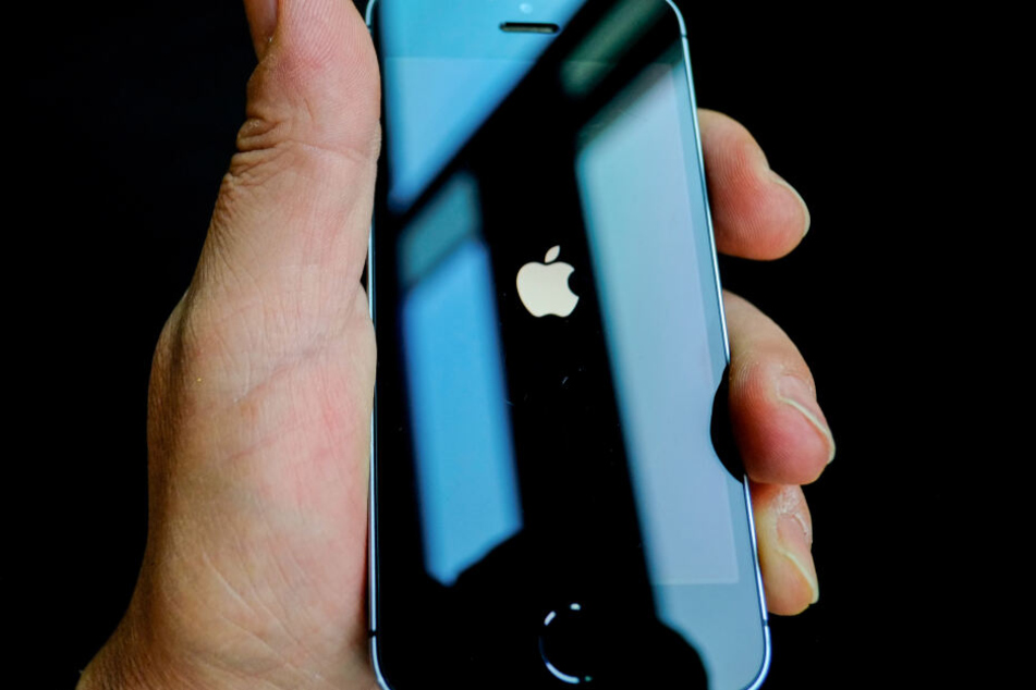 Das Apple-Logo erscheint beim Hochfahren eines iPhone SE.