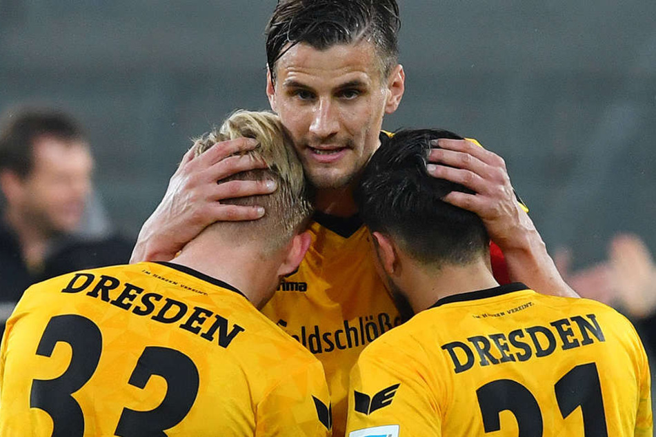 Hilßner (li.) und Álvarez bekamen eine Sonder-Streicheleinheit von Torschütze Stefan Kutschke.