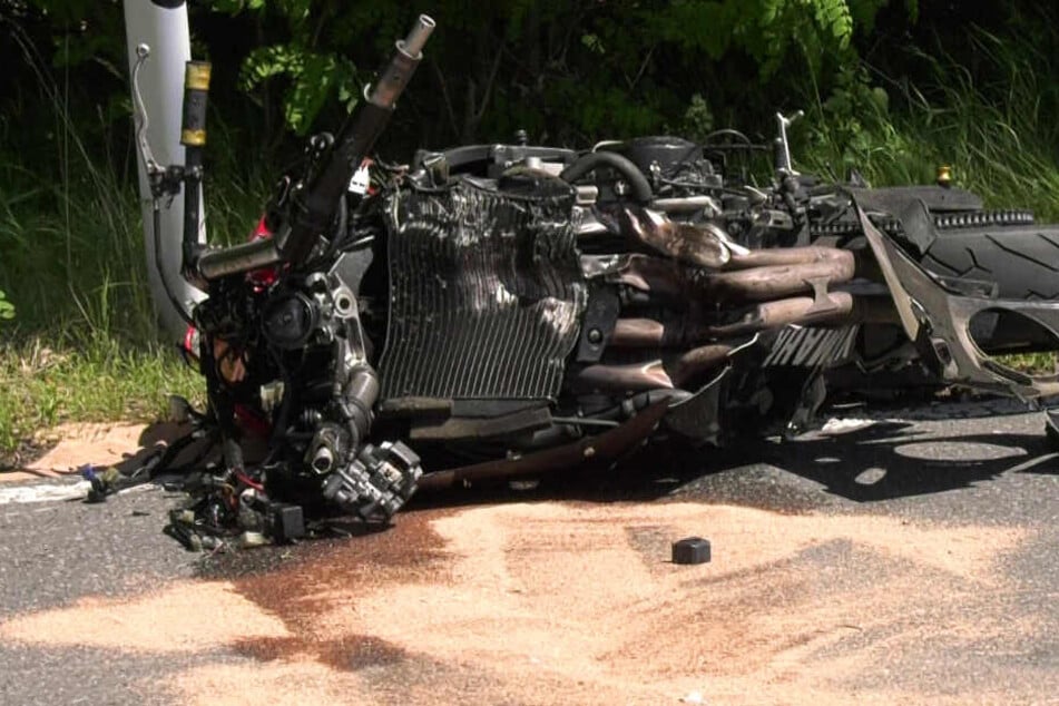 Das Foto zeigt eines der beiden verunglückten Motorräder.