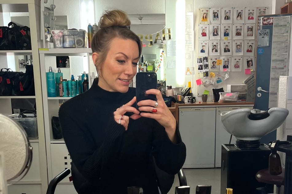 Am Set von GZSZ wurde den Schauspielerinnen ein Intimitätskoordinator für die Kuss-Szene als Unterstützung zur Verfügung gestellt.