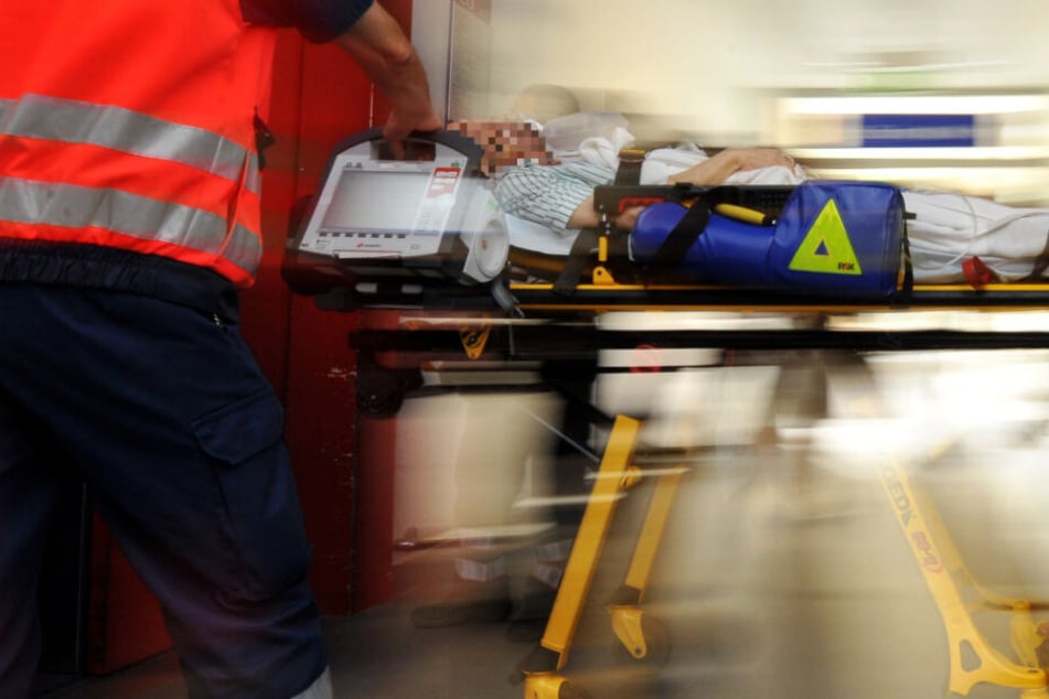 Der 58-Jährige kam in ein Krankenhaus, er musste operiert werden (Symbolbild).