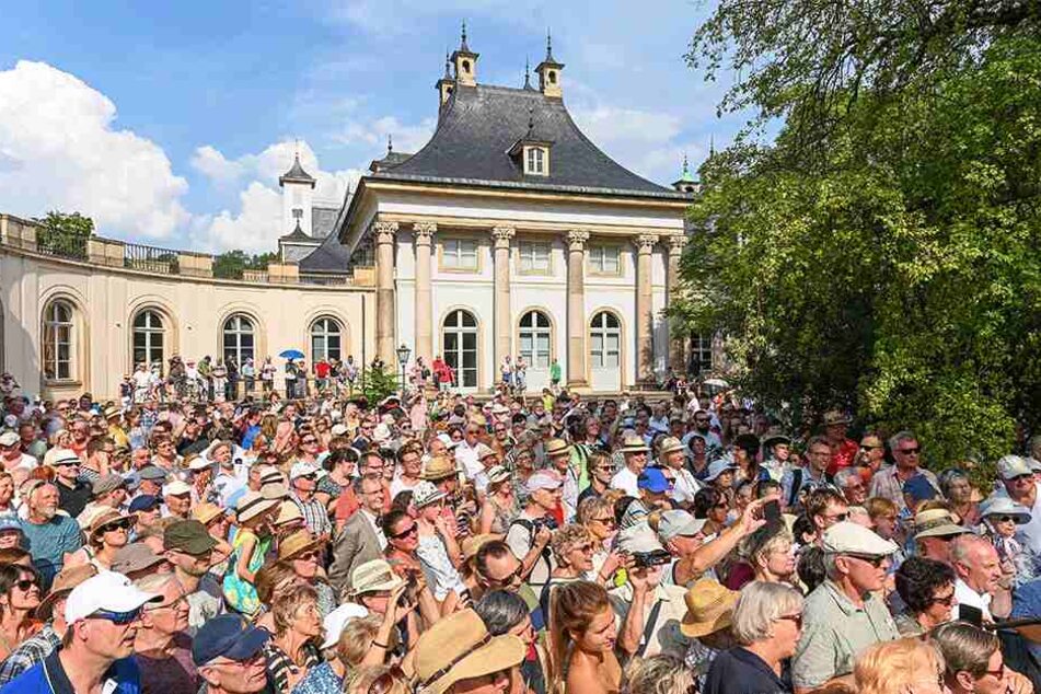Am einstigen Lustschloss warteten schon die Massen auf das junge Glück.