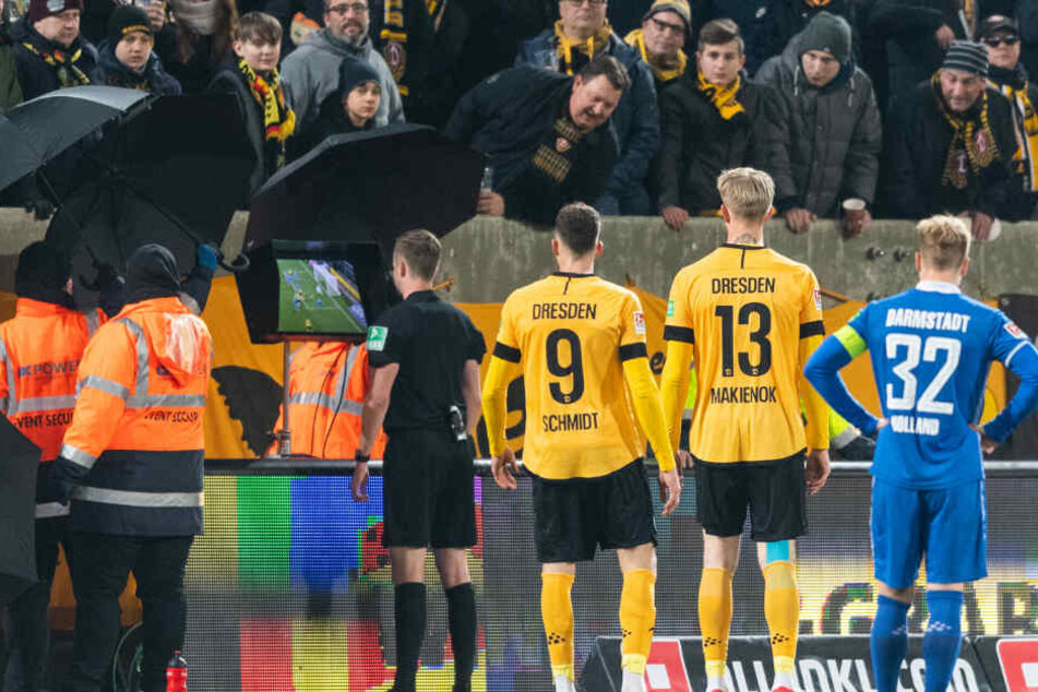 Schiedsrichter Michael Bacher erkennt nach Videobeweis das Tor zum 3:3 wieder ab.