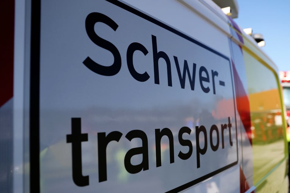 Der Schwertransport konnte pünktlich starten, hat sich allerdings im Kreuz Leverkusen festgefahren. (Symbolbild)