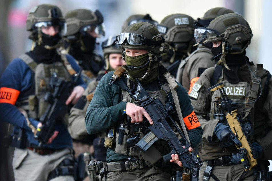 Die beiden Rocker wurden von Spezial-Einheiten der Polizei in Düsseldorf und Erkrath festgenommen (Symbolbild).
