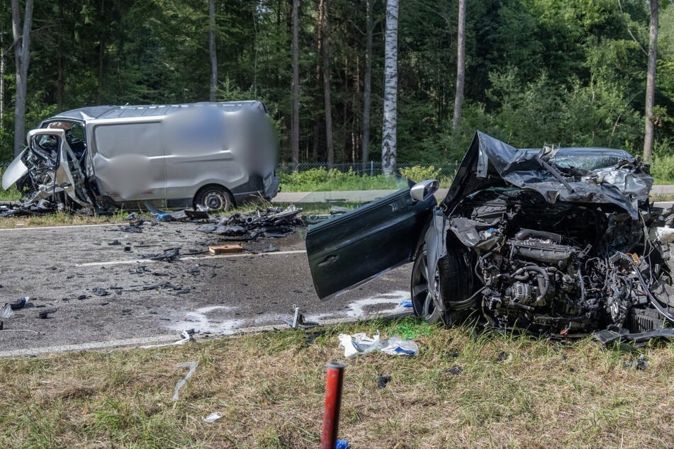 Audi TT und Transporter zerfetzt: Drei Menschen sterben bei Horror-Unfall