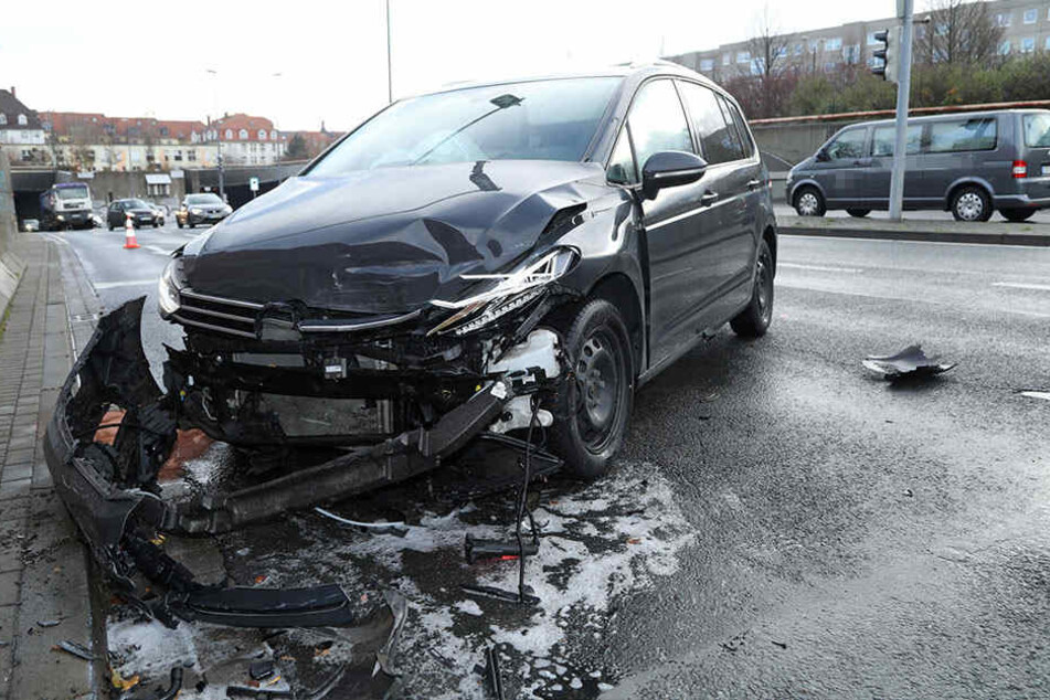 Erst krachte ein VW-Transporter eines Bestattungsunternehmen in den VW Touran...