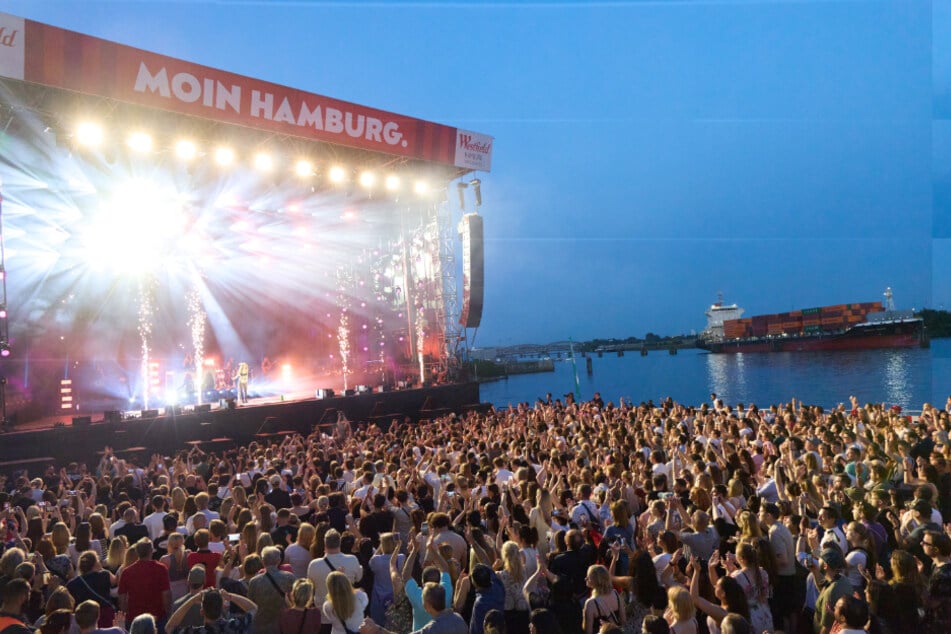Das Konzert fand an der Uferpromenade statt. Tickets konnten nicht gekauft, sondern nur gewonnen werden.