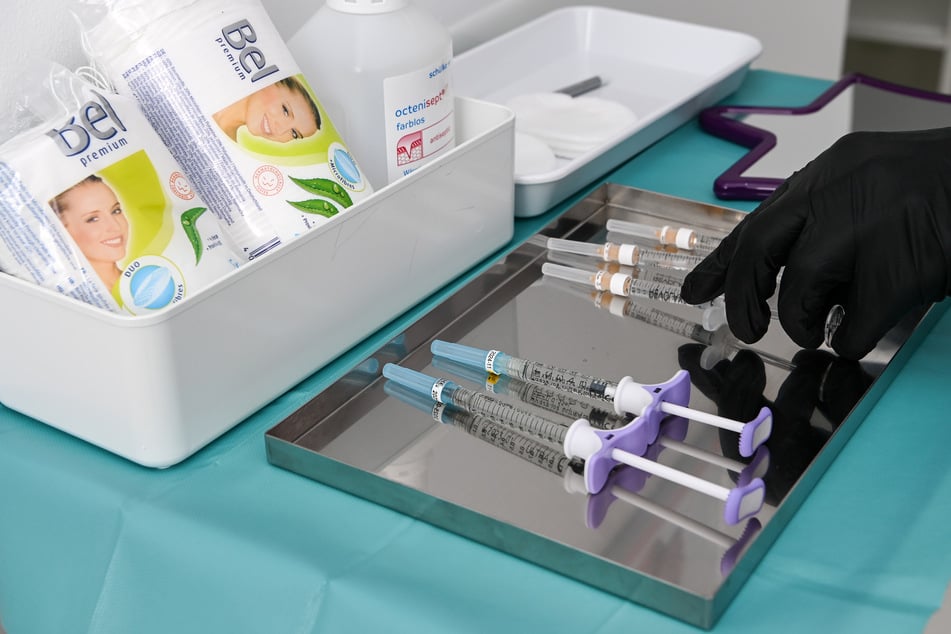 Botox-Injektionen werden verwendet, um Falten zu reduzieren, indem sie die Muskelaktivität hemmen, die für die Bildung von Falten verantwortlich ist. (Symbolbild)