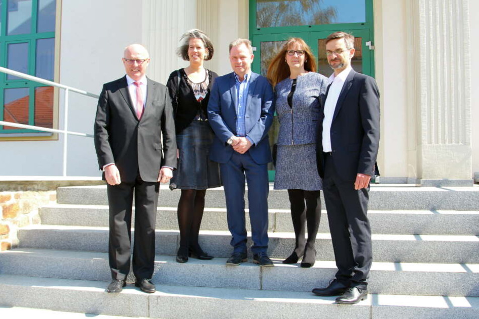 Vor dem neuen Abhörzentrum posieren neben Ulf Lehmann (Mitte) auch die Innen-Staatssekretäre Dr. Günther Schneider (Sachsen), Dr. Tamara Zieschang (Sachsen-Anhalt), Katrin Lange (Brandenburg) und Udo Götze (Thüringen).