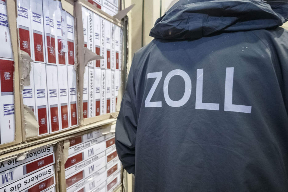 Zöllner konnten bei dem Großeinsatz insgesamt 27 Zigarettenhändler festnehmen (Symbolbild)
