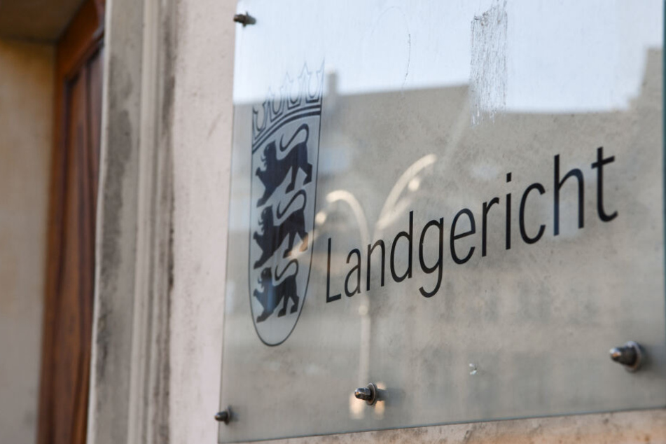 Das Schild hängt vor dem Landgericht in Ravensburg. (Symbolbild(