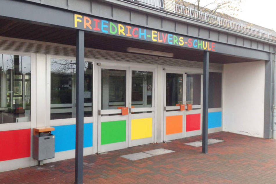 Ein Fenster an dieser Schule in Heide fiel aus der Verankerung und traf einen Schüler.